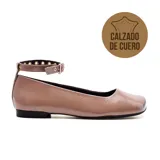 Zapato casual Usaflex Jade de cuero color visón, con punta redondeada y pulsera al tobillo con hebilla.