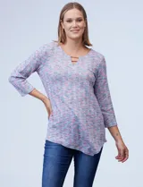 Blusa de tejido melange con cuello redondo, escote en V y aplique metálico.