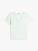 Remera Tommy Hilfiger de corte regular, confeccionada en punto de mezcla de lino y algodón, con escote en V y manga corta. Presenta el logo de la marca bordado en la manga.