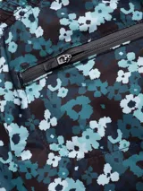 Short de baño con estampado floral pixelado en tonos azul, celeste y negro. Cuenta con cintura elástica ajustable, dos bolsillos laterales y un bolsillo trasero con cierre.