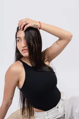 Body de algodón suave y elastizado de color blanco, con cuello a la base tipo halter y diseño cavado de tiro alto.