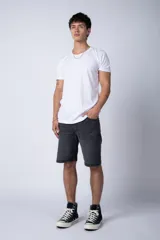 Bermuda de jean color negro lavado, de corte regular y largo a la rodilla, con dobladillo doblado en el ruedo.