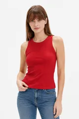 Musculosa de algodón color rojo con detalles en blanco en el cuello y sisas, de corte ajustado y diseño con estrella estampada en el centro del pecho.
