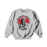 Buzo gris de cuello redondo con estampa frontal inspirada en el Sr. Miyagi de Karate Kid, con diseño gráfico en tonos rojos y negros.
