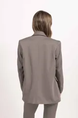 Blazer sastrero de corte recto y diseño minimalista, con solapas clásicas, cierre frontal oculto y bolsillos con solapa en la parte inferior.