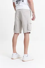 Bermuda cargo negra de tela resistente con pasacinto.