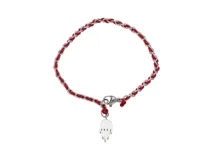 Pulsera de acero dorada con hilo rojo entrelazado y dije colgante en forma de mano Hamsa.