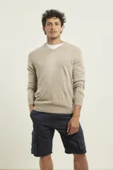 Sweater amarillo de tejido suave tipo cashmere, con escote en V.