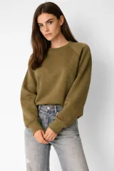 Sudadera negra de cuello redondo, manga larga tipo raglán y corte holgado.