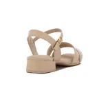 Sandalia Comfortflex color almendra, con tira ancha sobre los dedos, pulsera al tobillo con hebilla y taco bajo.
