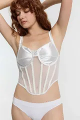 Corset negro con copas de satén, breteles finos y cuerpo de mesh.