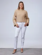 Pantalón blanco de gabardina elastizada, marca Zac & Rachel. Con pretina con pasadores, botón y cierre. Delantera con tres bolsillos. Trasera con bolsillos ojal.