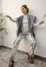 Camiseta de cuello alto gris claro de manga larga.