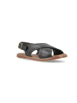 Sandalia Hush Puppies modelo Nazario, color negro, con diseño de tiras cruzadas en el empeine y detalle de perforaciones decorativas. Cuenta con cierre de hebilla lateral y suela plana color suela.