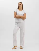 Set de pijama de tres piezas con estampado animal print sutil en tonos grises y rosados, confeccionado en tejido ultra suave y elástico. Incluye remera de manga corta con escote en V ribeteado con puntilla de encaje, un pantalón largo de corte recto y tiro medio con cintura elástica, y un short a juego.
