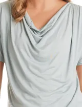 Remera de modal con cuello volcado y mangas cortas, de corte holgado y caída fluida.