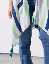 Kimono tejido con estampado a rayas verticales en tonos azul, verde y lila, con mangas amplias estilo japonés y terminación con borlas en el ruedo.