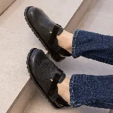 Zuecos de cuero marrón con tira de ajuste de velcro color borgoña.