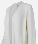 Cardigan largo de chenille con textura acanalada, manga larga y bolsillos delanteros. Presenta un diseño abierto y versátil, ideal para diversas ocasiones.