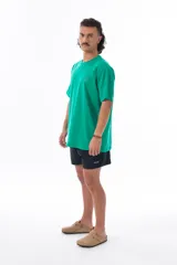 Short de baño negro con cintura elástica ajustable con cordón, bolsillos laterales y logo de la marca en blanco en la pierna izquierda.