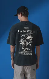 Remera de algodón premium con efecto nevado, corte oversize y cuello redondo. Presenta una estampa gráfica en la espalda con motivos de escorpión, rosa y tipografía en color crema.