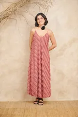 Vestido largo color rosa viejo, con breteles finos y escote en V. Presenta flecos diagonales en toda la prenda.