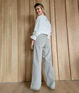 Pantalón de jean estilo wide leg con costuras verticales frontales, tiro alto y bolsillos laterales.