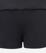 Short pollera deportivo de color negro, confeccionado en poliéster. Presenta cintura elástica, un pequeño bolsillo funcional y detalles de recortes laterales en red.