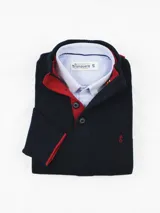 Buzo azul marino de algodón con cuello doble abotonado y ribete rojo en cuello, puños y ruedo.