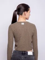 Cárdigan corto azul con textura acanalada, cuello redondo y cierre frontal con botones.