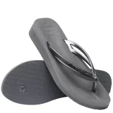 Sandalias tipo ojota Havaianas con tiras finas metálicas y suela de goma texturizada.