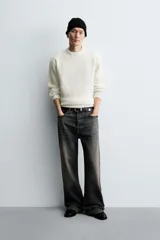 Jersey de punto con textura efecto pelo, corte boxy fit, cuello redondo y manga larga con acabados en rib.