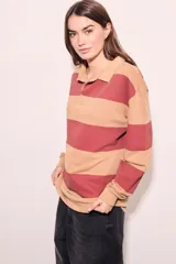 Sweater de algodón a rayas horizontales color crema y marrón, con cuello polo y mangas largas.