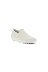 Zapatillas slip-on Ecco Soft 7, color blanco tiza, confeccionadas en cuero granulado con laterales elásticos y suela de poliuretano.