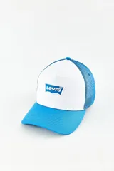 Gorra tipo trucker con visera curva, panel frontal blanco con logo Levi's bordado y paneles traseros de malla en color azul.