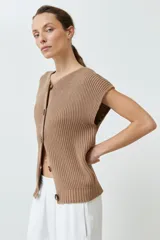 Cardigan tostado de tejido de punto acanalado, con escote en V, manga corta y cierre frontal con botones.