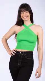 Top tejido de punto color verde neón, con breteles cruzados en el frente y espalda descubierta.