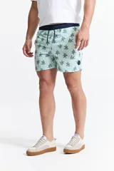 Short de baño estampado con cintura elástica, cordón ajustable, dos bolsillos laterales y uno trasero.