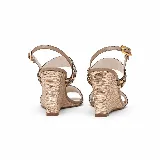 Sandalias de cuero color tostado con taco chino forrado en yute, pulsera regulable al tobillo y tiras delanteras decoradas con tachas y detalles metalizados dorados.