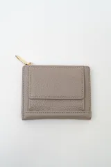 Billetera de cuero sintético texturizado color marrón, con cierre metálico dorado y solapa frontal.
