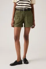 Short de gabardina color verde militar, con bolsillos frontales tipo parche y trabillas para cinturón.