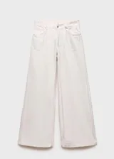 Pantalón de jean tipo wideleg con acabado metalizado, tiro bajo, cierre frontal de cremallera y botón, y diseño de cinco bolsillos.