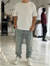 Pantalón de jean gris con efecto deslavado, corte baggy y diseño holgado.