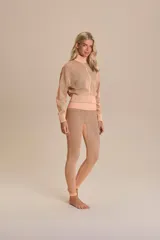 Calza gris con textura acanalada y recortes estratégicos a lo largo de la pierna.