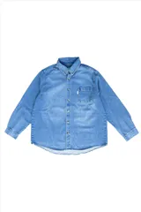 Camisa de jean celeste oscuro, de corte clásico, con cuello abotonado, manga larga y bolsillo en el pecho.