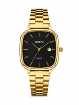 Reloj Casio con caja cuadrada de bordes redondeados en color dorado y esfera negra. Cuenta con malla de acero inoxidable dorada, manecillas e índices dorados, y ventana de fecha en la posición de las tres.