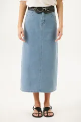 Falda midi de jean celeste con corte recto y cinturón negro con hebilla metálica.
