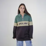 Buzo de cuello polo con cierre de cremallera, diseño color block en verde, beige y negro. Estampado con el nombre de la marca en el pecho.