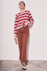 Sweater de lana con rayas horizontales en tonos rojo, rosa, beige y marrón. Presenta costuras decorativas en los laterales y puños en color violeta.