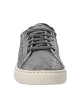 Zapatilla urbana de algodón orgánico con efecto lavado, suela de goma natural y cierre mediante cordones.